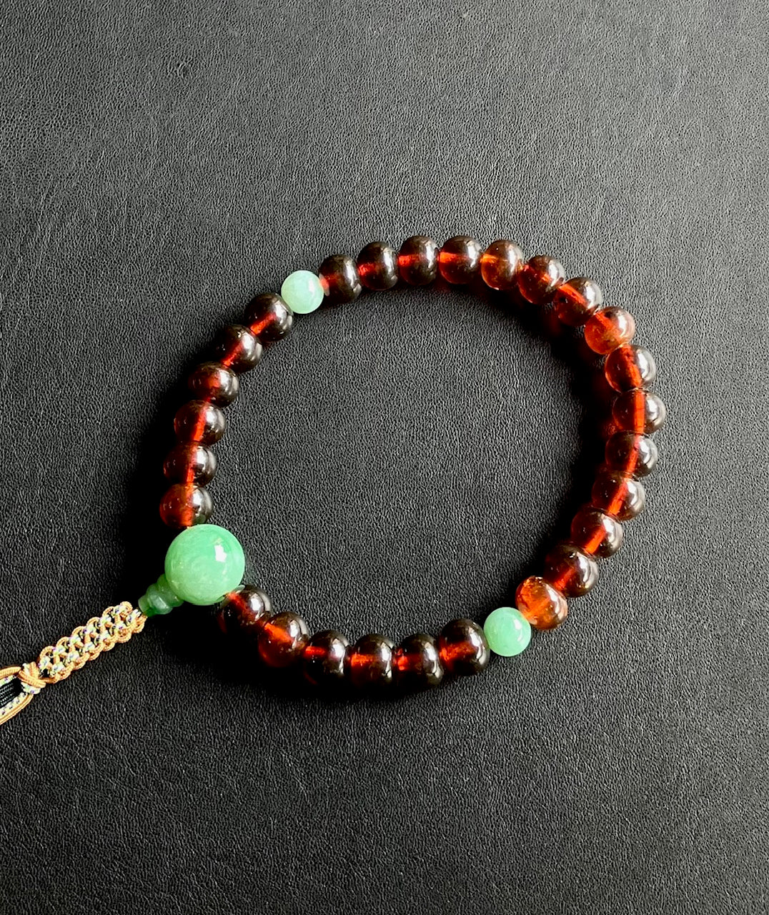 撫順琥珀10x12ミリみかん玉単念珠緑翡翠仕立