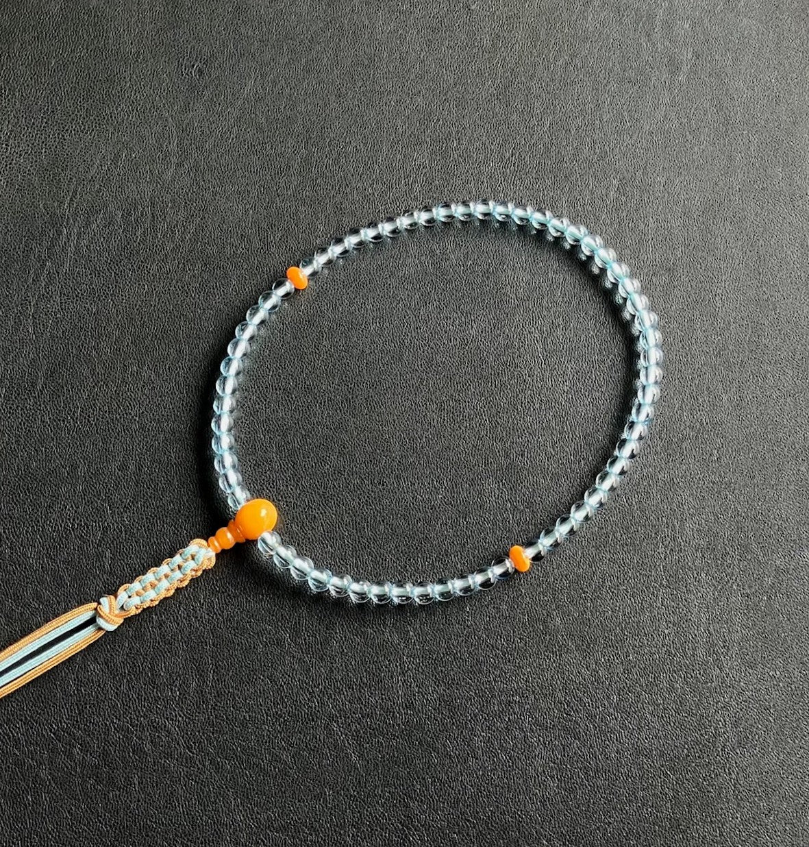 ブルートパーズ5ミリ単念珠老琥珀仕立