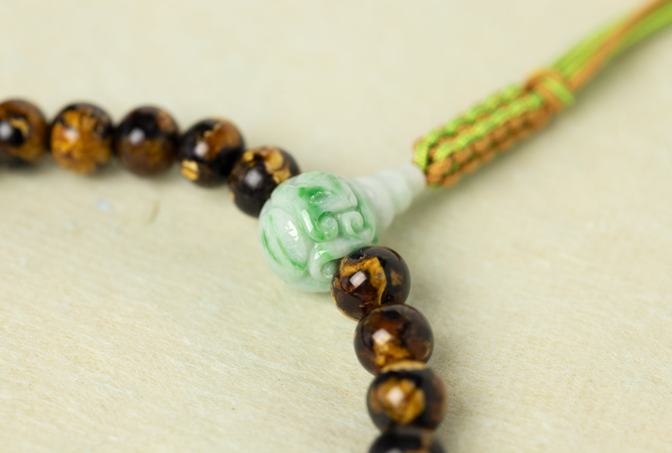 虎琥珀10ミリ単念珠翡翠彫刻仕立